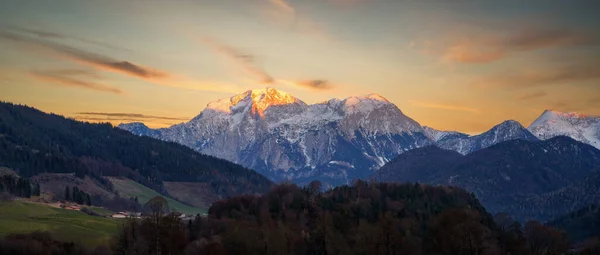 Alpenpanorama Und Linker Berghof Südbayern Deutschland Aufgenommen Dezember 2020 Nachbearbeitet — Stockfoto