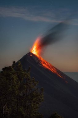Guatemala 'da Acatenango' dan görülen volkan de Fuego, pozlama parantezi kullanılarak işlenmiş.