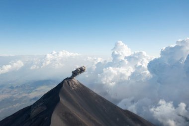 Guatemala 'da Acatenango' dan görülen volkan de Fuego, pozlama parantezi kullanılarak işlenmiş.