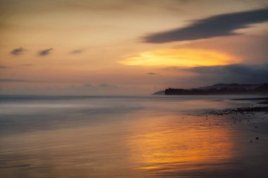 La Libertad, El Salvador 'daki Pasifik Okyanusu, parantez kullanarak işlenmiş.