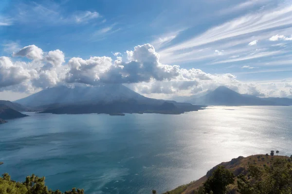 Озеро Атитлан Вулканами Заднем Плане Гватемале После Обработки Использованием Экспозиционного — стоковое фото