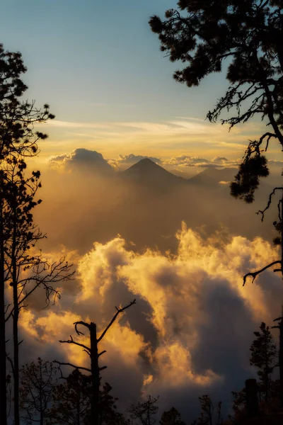 Vulkan Fuego Vom Acatenango Guatemala Aus Gesehen Nachbearbeitet Mit Belichtungsklammern — Stockfoto