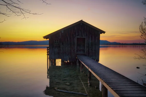 德国巴伐利亚阿尔卑斯山Kochel湖畔的湖畔房屋 利用曝露衬托加工后 — 图库照片
