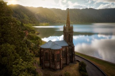 Capela de Nossa Senhora das Vitorias Kilisesi Sao Miguel, Azores, Portekiz 'deki Yanardağ Krateri' nin yanında.