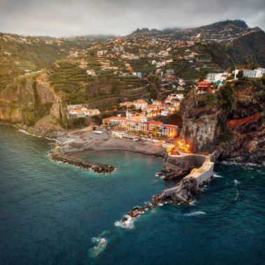 Portekiz, Madeira 'da günbatımında Ponta do Sol Köyü, pozlama parantezi kullanılarak işlendi
