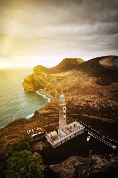 ポルトガルのアゾレス諸島にあるPonta Dos Capelinhosの灯台露出ブラケットを使用して処理されたポスト — ストック写真