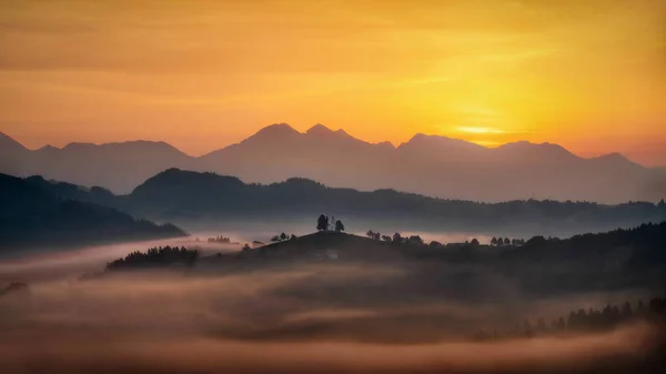 Die Thomaskirche Bei Sonnenaufgang Den Slowenischen Bergen Nachbearbeitet Mit Belichtungsklammern — Stockfoto