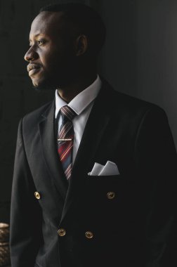 Kafasından vurulmuş, kafası karışmış bir Afro-Amerikan işadamı dizüstü bilgisayar ekranına bakıyor. Yönetici düşüncesi olumlu sonuç umuduyla kötü haber aldı