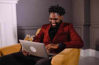 Siyah bir adam, yüzünün yakın plan dizüstü bilgisayarında çalışıyor. video konferansları