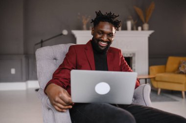 Siyah bir adam, yüzünün yakın plan dizüstü bilgisayarında çalışıyor. video konferansları