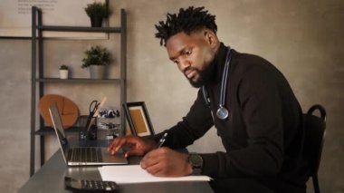 Siyahi doktor. Tıbbi bilgi alışverişi için bilgisayar ve telekomünikasyon teknolojilerinin kullanımına telgraf çekin