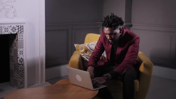 Mężczyzna african amerykański użytkownik ręce wpisując na laptop klawiatury siedzieć przy stole, mieszane rasy etniczne student badania pracy z pc oprogramowanie technologia koncepcja, zbliżenie widok — Wideo stockowe