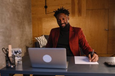 Kendine güvenen Afrikalı genç adam web kameralı konferans videosuna bak ofisi arıyor, mutlu karışık ırk girişimcisi konuşuyor çevrimiçi görüntülü sohbet işi görüşmesi yapıyor.