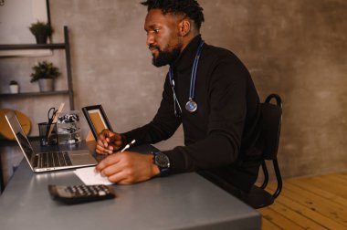Sanal doktor randevusuyla tele sağlık ve online terapi seansı. Siyah doktor çevrimiçi konferansı 
