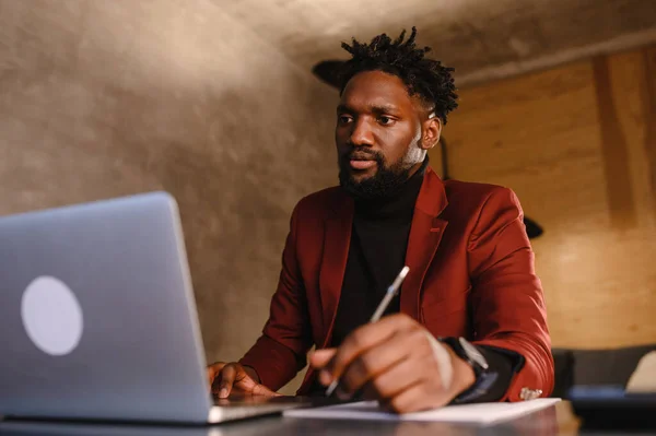 Black Businessman usando laptop para analisar o mercado de ações de dados, gráfico de negociação forex, negociação de bolsa de valores on-line, conceito de investimento financeiro. de perto — Fotografia de Stock