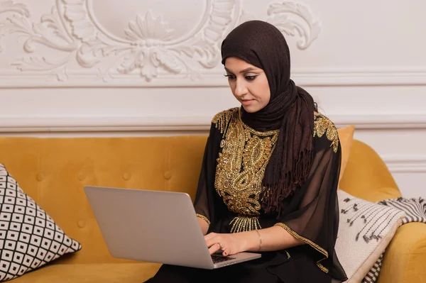 Donna d'affari musulmana che lavora al computer in ufficio, e pensando — Foto Stock