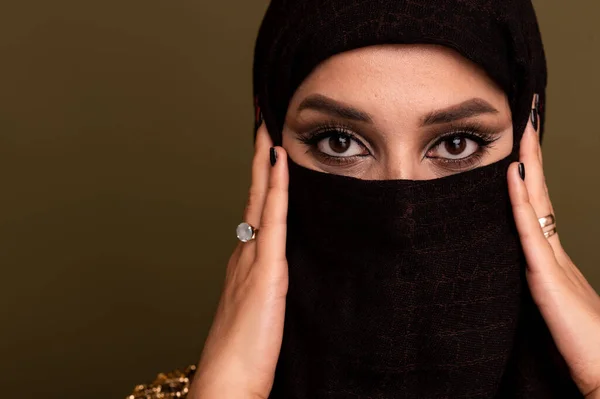 Ritratto di bella giovane donna araba musulmana che indossa hijab guardando la macchina fotografica, copiare lo spazio — Foto Stock