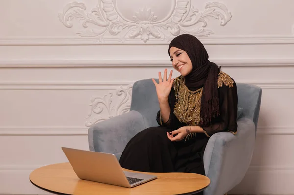 Fiduciosa giovane donna musulmana guardare webcam conferenza video chiamata a casa — Foto Stock