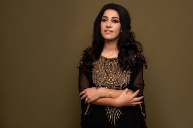 Başörtüsü içinde Müslüman bir kadın. Geleneksel elbiseli genç bir Arap kızın portresi.. 