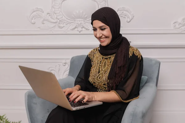 Araba donna d'affari che lavora su laptop da casa — Foto Stock