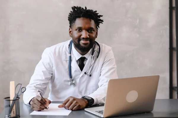 Médico negro. Telemedicina a utilização de tecnologias informáticas e de telecomunicações para o intercâmbio de informações médicas — Fotografia de Stock