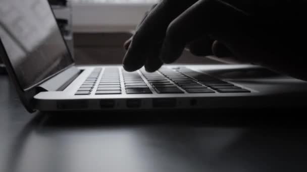 Erkek Afro-Amerikan kullanıcı elleri dizüstü bilgisayarda klavyede oturuyor, karışık ırk etnik öğrenci profesyonel çalışmaları bilgisayar yazılımı teknolojisi kavramı ile, yakın görüş — Stok video