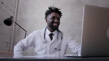 Siyah bir adam, yüzünün yakın plan dizüstü bilgisayarında çalışıyor. video konferansları