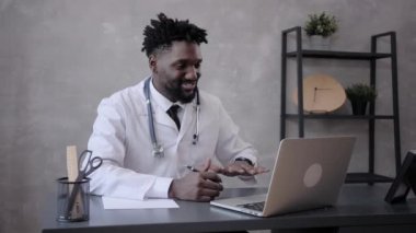 Siyahi doktor. Tıbbi bilgi alışverişi için bilgisayar ve telekomünikasyon teknolojilerinin kullanımına telgraf çekin