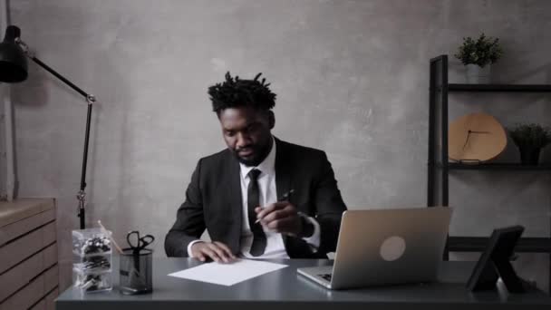 Чорний чоловік працює в ноутбуці крупним планом обличчя. відеоконференції — стокове відео