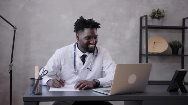 Siyahi doktor. Tıbbi bilgi alışverişi için bilgisayar ve telekomünikasyon teknolojilerinin kullanımına telgraf çekin — Stok video