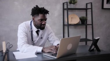 Sanal doktor randevusuyla tele sağlık ve online terapi seansı. Siyah doktor çevrimiçi konferansı 