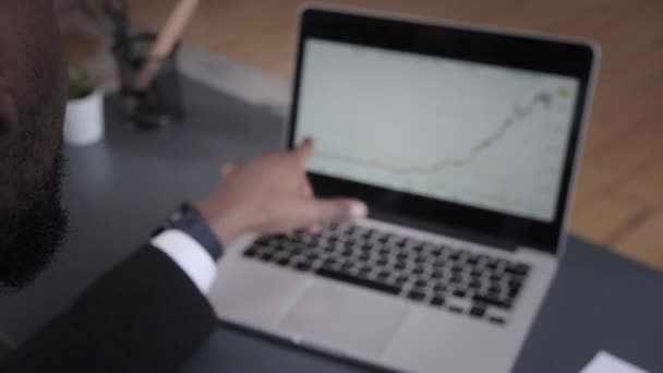 Black Businessman használja laptop elemzésére adattőzsdén, forex kereskedési grafikon, tőzsdén kereskedés online, pénzügyi befektetési koncepció. közelről — Stock videók