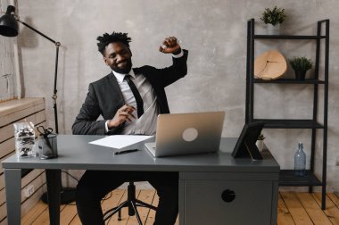 Kendine güvenen Afrikalı genç adam web kameralı konferans videosuna bak ofisi arıyor, mutlu karışık ırk girişimcisi konuşuyor çevrimiçi görüntülü sohbet işi görüşmesi yapıyor.