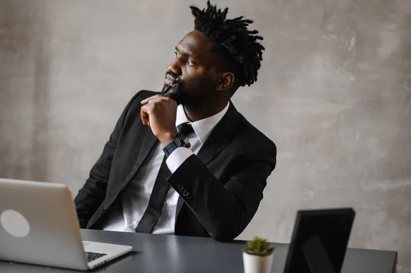 Confiante jovem homem africano olhar para webcam conferência vídeo chamando no escritório, feliz mestiço empresário falando fazendo vídeo online bate-papo entrevista de emprego sentar na mesa — Fotografia de Stock