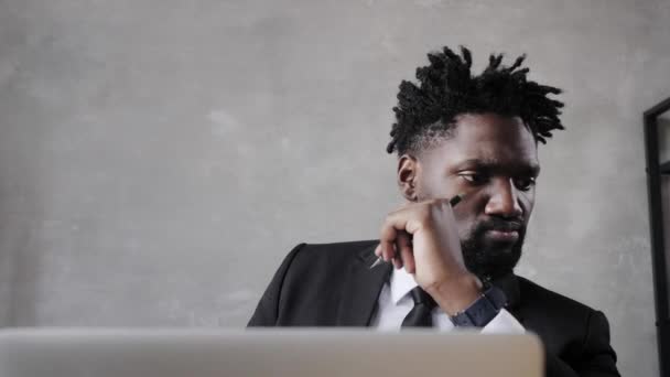 Schöner afrikanischer amerikanischer Geschäftsmann im klassischen Anzug benutzt Laptop und lächelt bei der Arbeit im Büro — Stockvideo