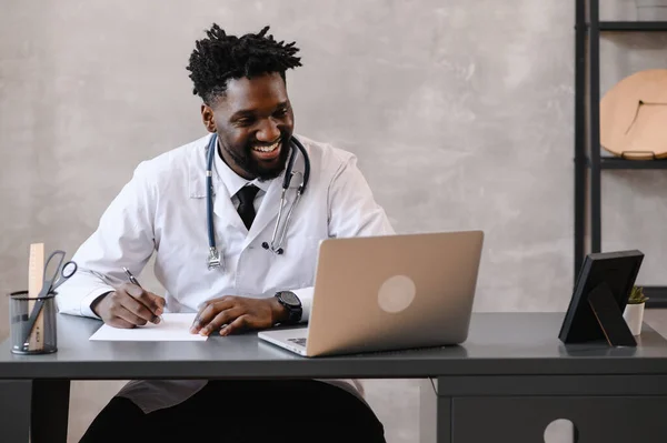 Sanal doktor randevusuyla tele sağlık ve online terapi seansı. Siyah doktor çevrimiçi konferansı 
