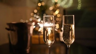 Masada şampanya ve Bengal ateşi olan iki bardak. Mutlu yıllar konsepti 