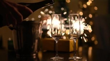 Şampanyayı bardağa dolduruyorum. Şampanya ve havai fişekler. Kavram: Yeni yıl, aşk, tatiller, parti