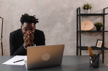 Kara İşadamı veri borsasını analiz etmek için dizüstü bilgisayar kullanıyor. Forx ticaret grafiği, online borsa, finansal yatırım konsepti. Kapat.