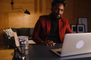 Kara İşadamı veri borsasını analiz etmek için dizüstü bilgisayar kullanıyor. Forx ticaret grafiği, online borsa, finansal yatırım konsepti. Kapat.