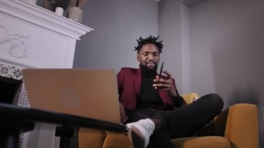 Genç ve başarılı Afrikalı Amerikalı iş adamı telefonda konuşuyor.