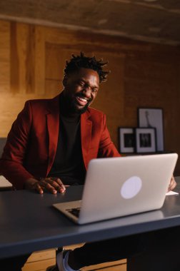 Kara İşadamı veri borsasını analiz etmek için dizüstü bilgisayar kullanıyor. Forx ticaret grafiği, online borsa, finansal yatırım konsepti. Kapat.