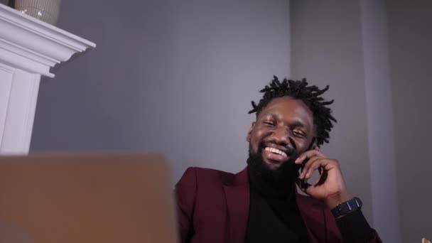 Молодой и успешный афроамериканский бизнесмен разговаривает по телефону — стоковое видео