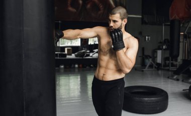 Çiçekçilik konsepti. Bir buket güzel çiçek. Bahar renkleri. Çiçekçi dükkanındaki çiçekçinin işi.