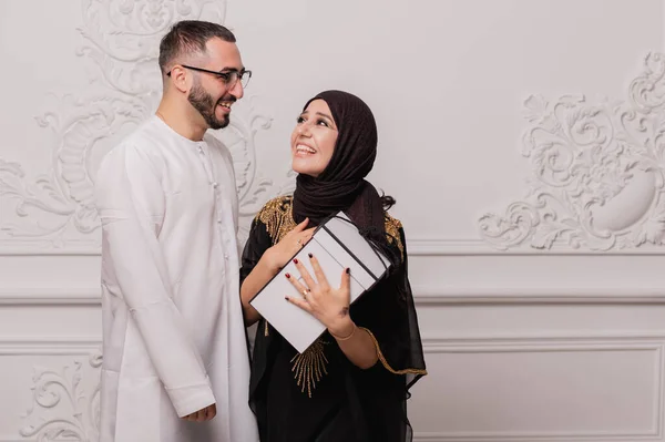 Coppia musulmana, un uomo fa un regalo alla sua donna. Sorpresa da marito a moglie — Foto Stock