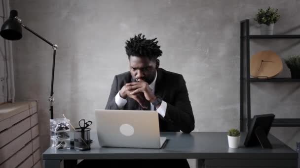 Confiado joven africano ver webcam conferencia video llamadas en la oficina, feliz mixto carrera empresario hablando haciendo video chat en línea trabajo entrevista sentarse en el escritorio — Vídeos de Stock