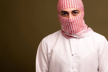 Müslüman adam. Geleneksel elbiseli genç bir Arap 'ın portresi.. 