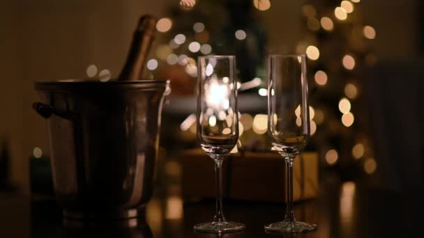 Dos copas de vino espumoso en Año Nuevo. Copa de champán en la noche de Navidad con las luces borrosas de Bengala de fondo. Concepto Año Nuevo y Navidad — Vídeo de stock