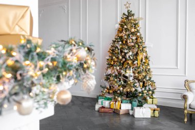 Parlak bir iç mekanda dekore edilmiş Noel ağacı. Yeni yıl kavramı 