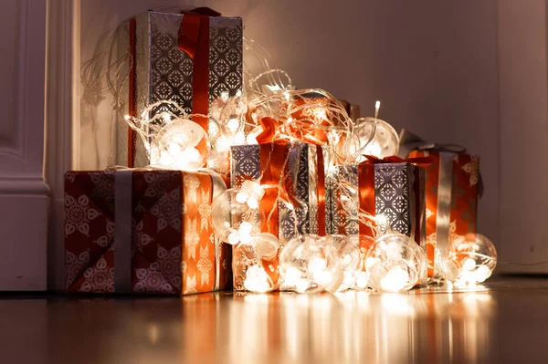 Δώρα για το νέο έτος είναι κάτω από το δέντρο — Φωτογραφία Αρχείου